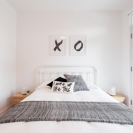 Hip, Stylish Apartment In Little Italy By Den Stays A Montreal Room photo