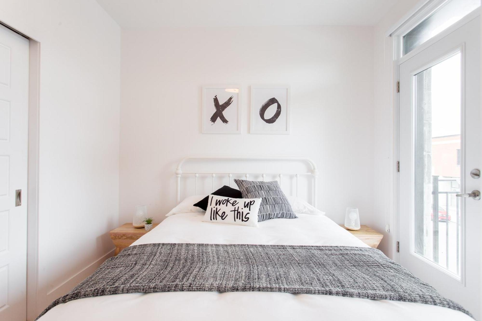 Hip, Stylish Apartment In Little Italy By Den Stays A Montreal Room photo