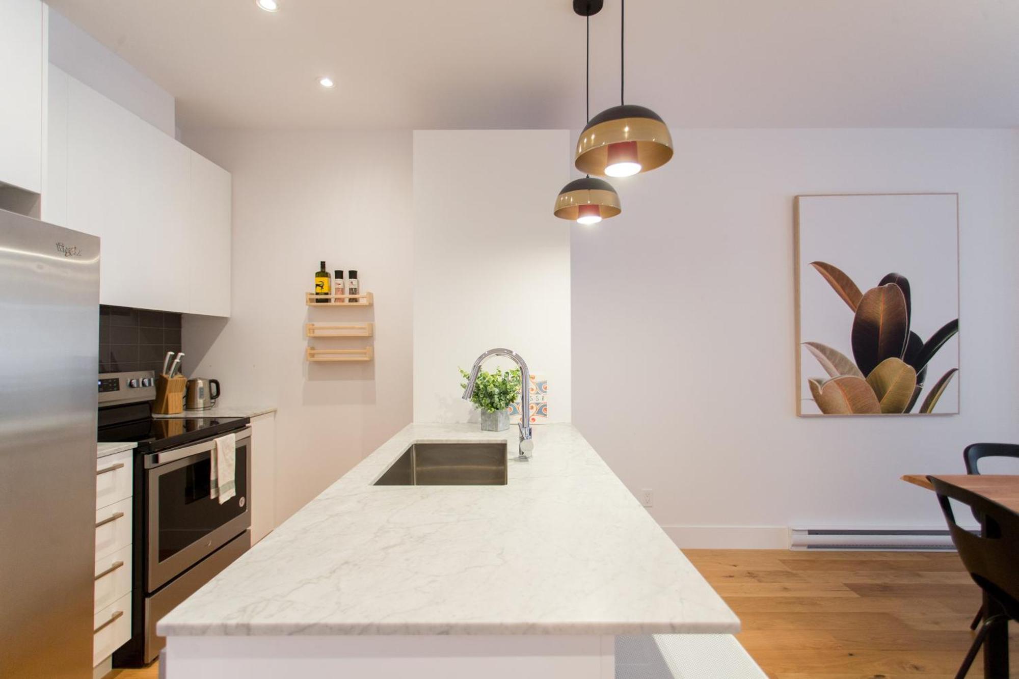 Hip, Stylish Apartment In Little Italy By Den Stays A Montreal Room photo
