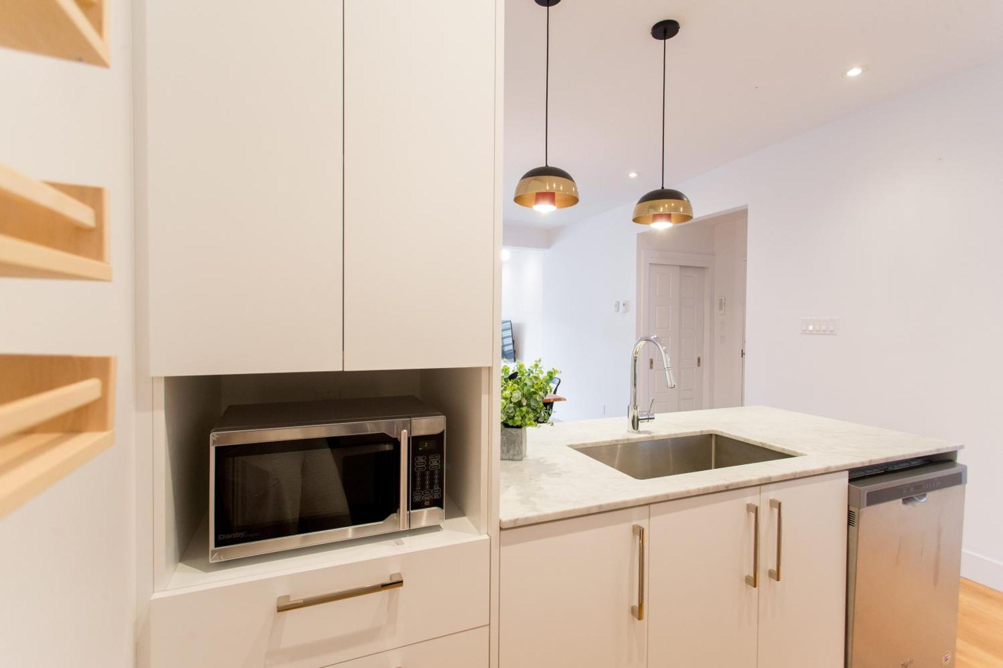 Hip, Stylish Apartment In Little Italy By Den Stays A Montreal Room photo