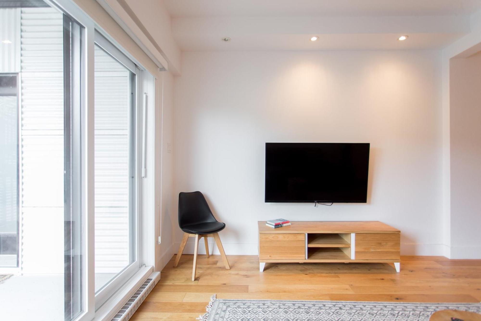 Hip, Stylish Apartment In Little Italy By Den Stays A Montreal Room photo