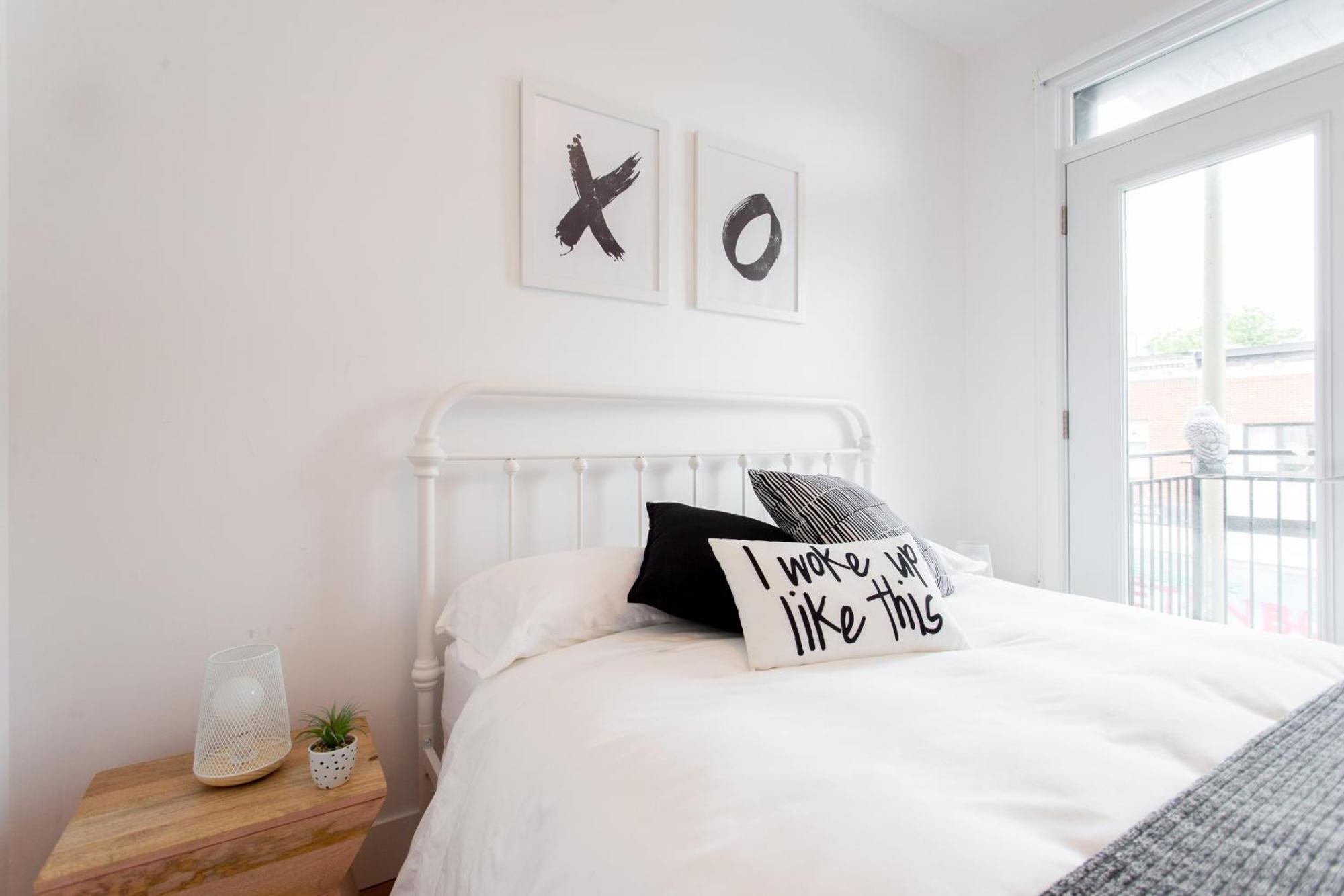Hip, Stylish Apartment In Little Italy By Den Stays A Montreal Room photo