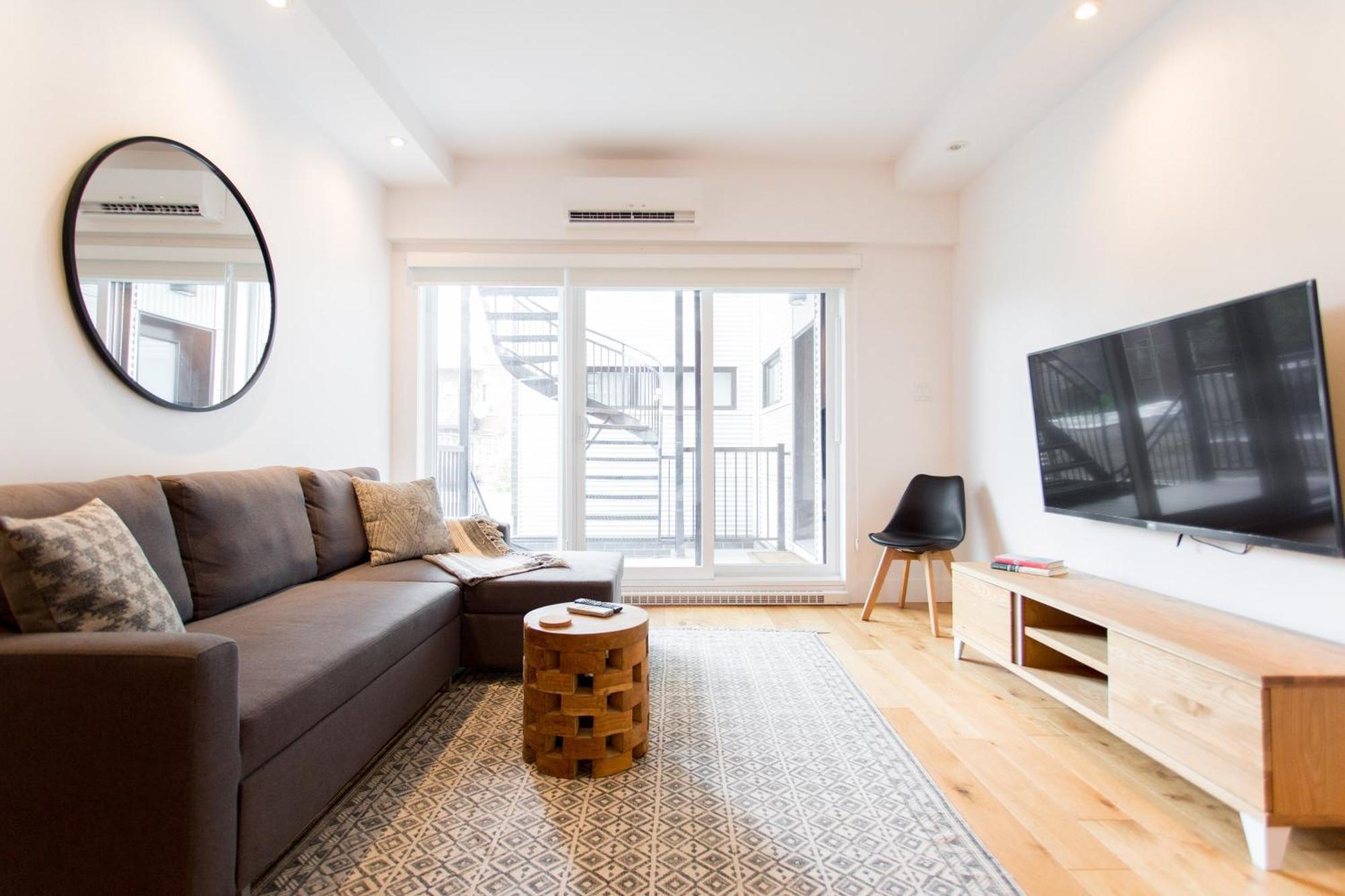 Hip, Stylish Apartment In Little Italy By Den Stays A Montreal Room photo