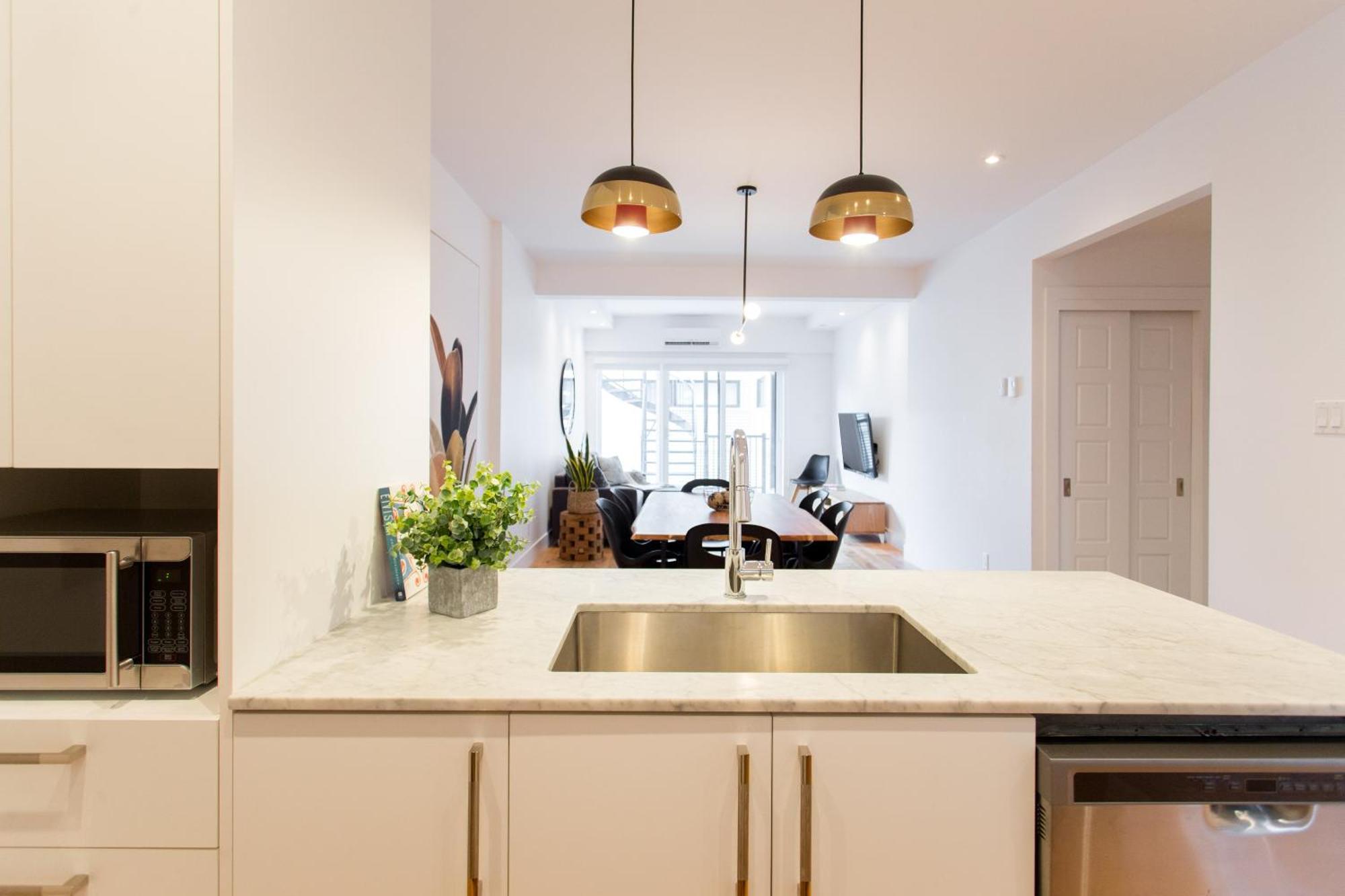 Hip, Stylish Apartment In Little Italy By Den Stays A Montreal Room photo