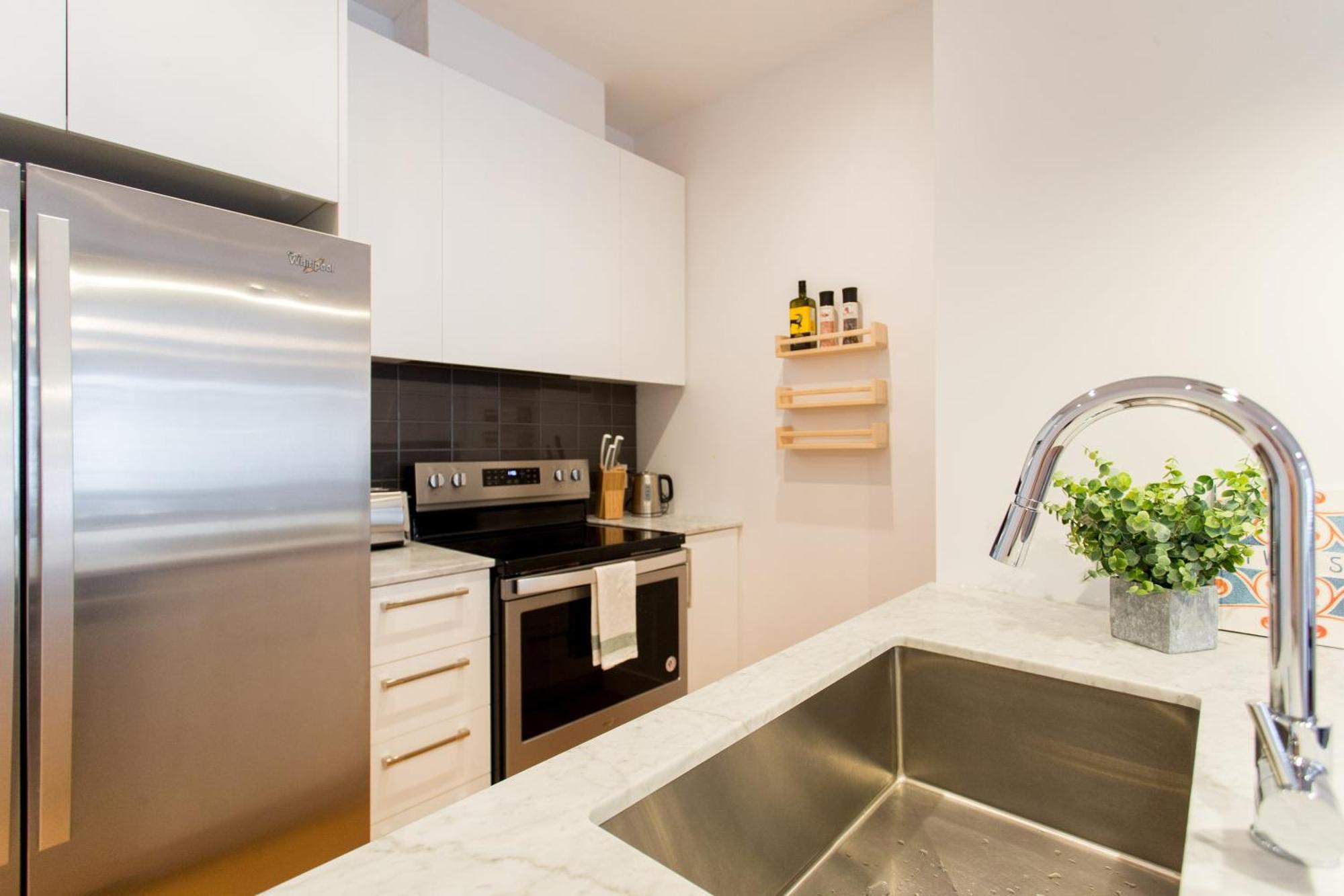 Hip, Stylish Apartment In Little Italy By Den Stays A Montreal Room photo